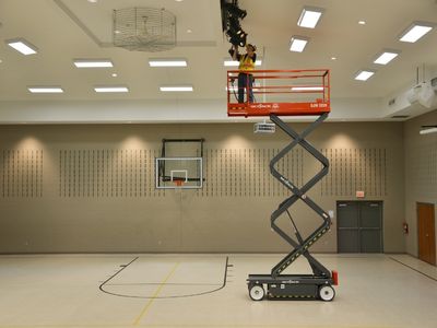 Plataforma Elevatória para Escolas: guia completo para uma escolha segura e eficiente