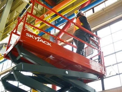 Plataforma Elevatória para Metalúrgica: guia completo para uma escolha segura e eficiente
