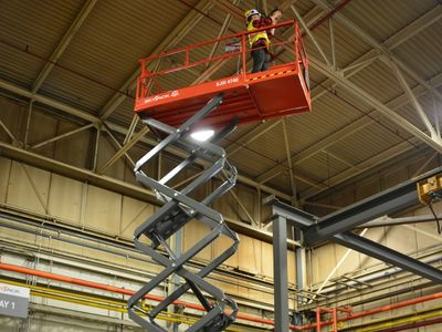Plataforma para Iluminação Industrial: guia completo para uma escolha segura e eficiente